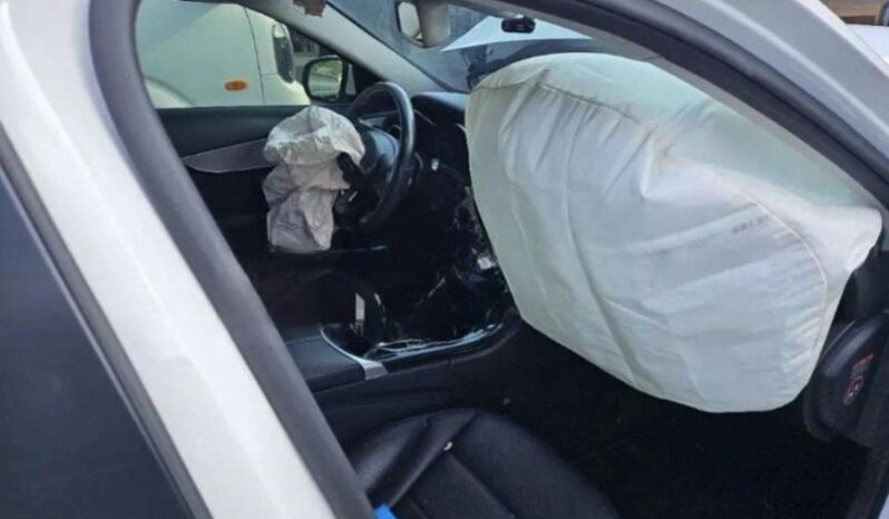 
								MERCEDES BENZ C200 AMG Line full									