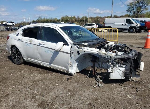 
								2013 Chrysler 200 tourin full									