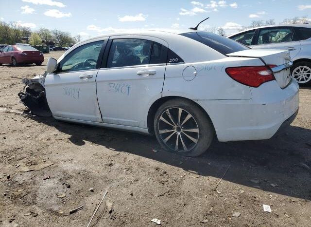 
								2013 Chrysler 200 tourin full									