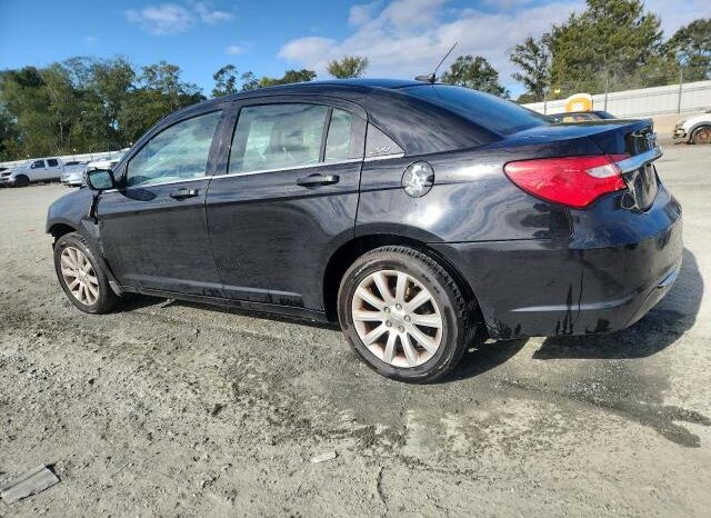 
								2013 Chrysler 200 tourin full									