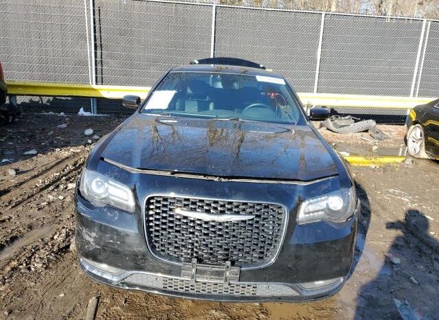 
								2017 Chrysler 300 full									