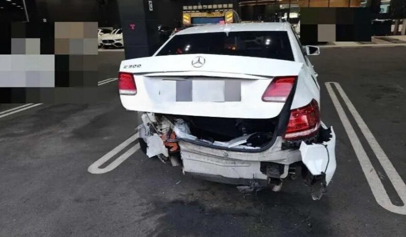 
								MERCEDES E300 4Matic full									