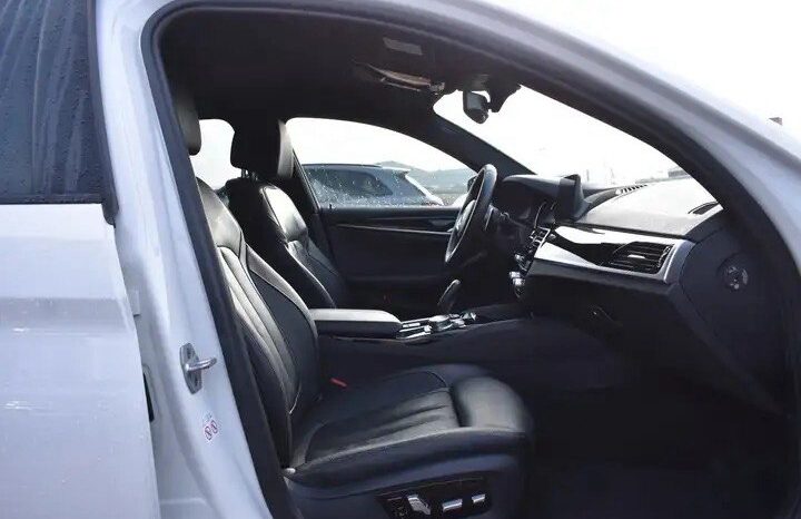 
								BMW M550 xDrive full									