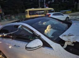 
										MERCEDES BENZ E300 4Matic full									