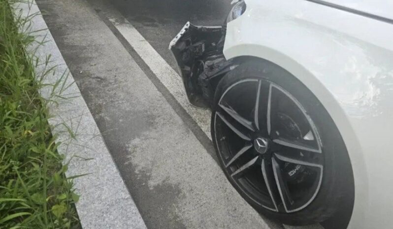 
								MERCEDES BENZ E 63 AMG 4Matik full									