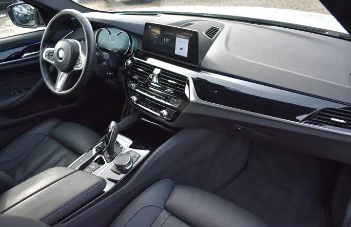 
								BMW M550 xDrive full									