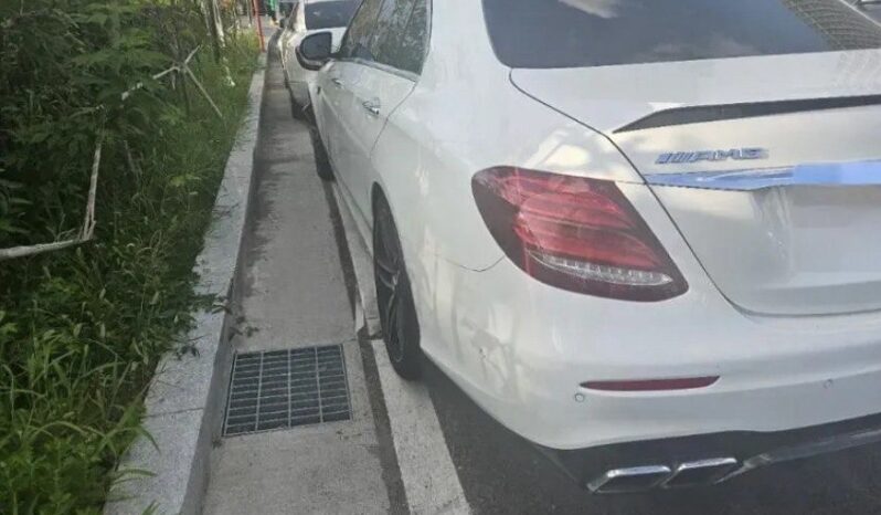 
								MERCEDES BENZ E 63 AMG 4Matik full									