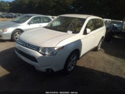 
										2014 Mitsubishi Outlander full									