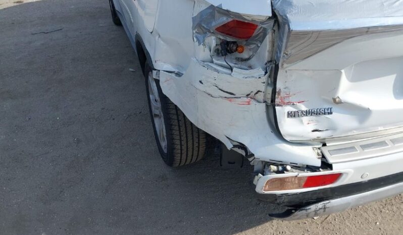 
								2015 Mitsubishi Outlander full									