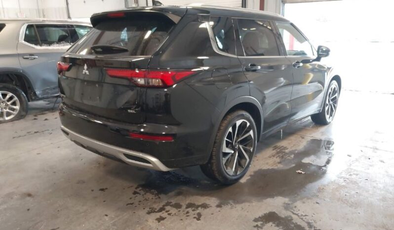 
								2022 Mitsubishi Outlander full									