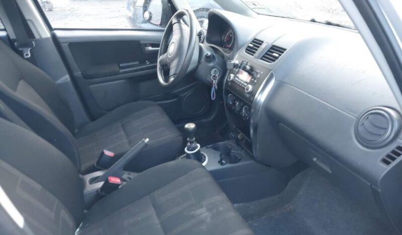 
								2010 Suzuki Sx4 full									