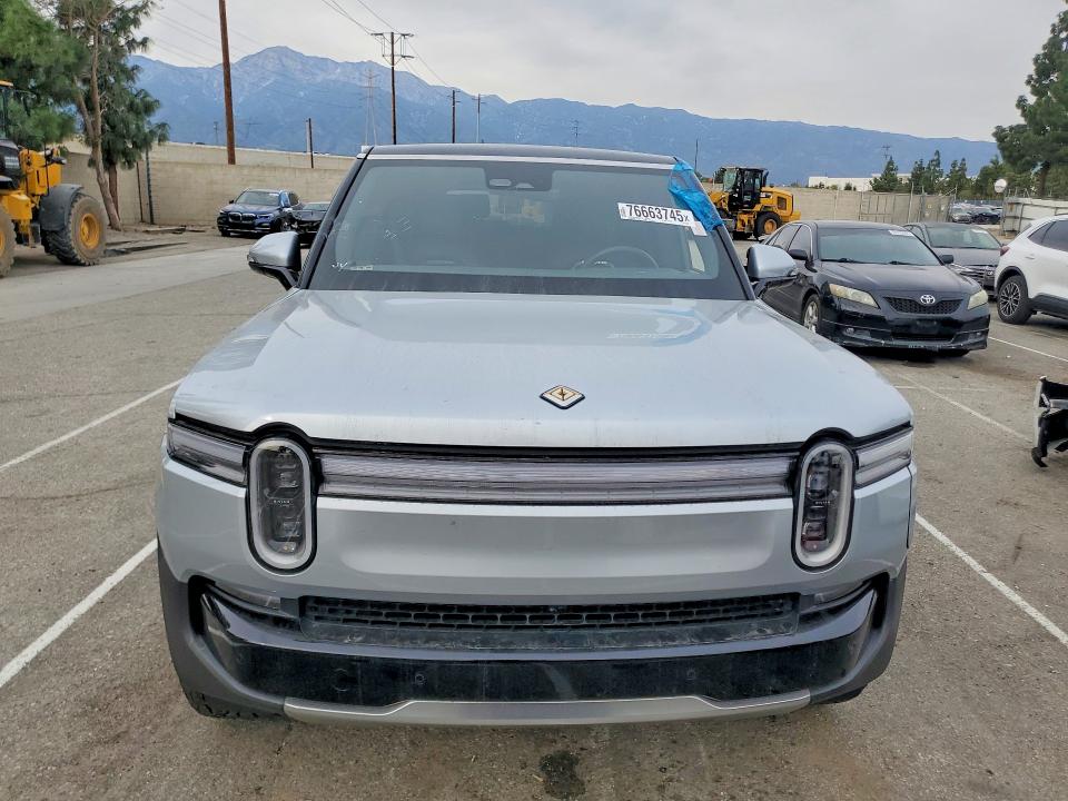 2025 Rivian R1s