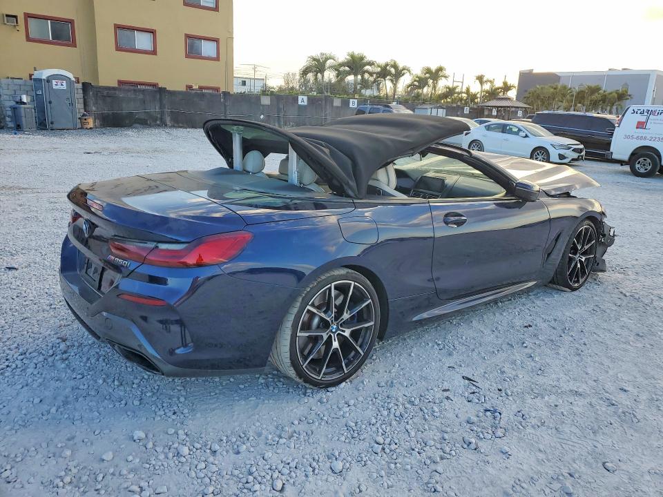 2022 BMW M8