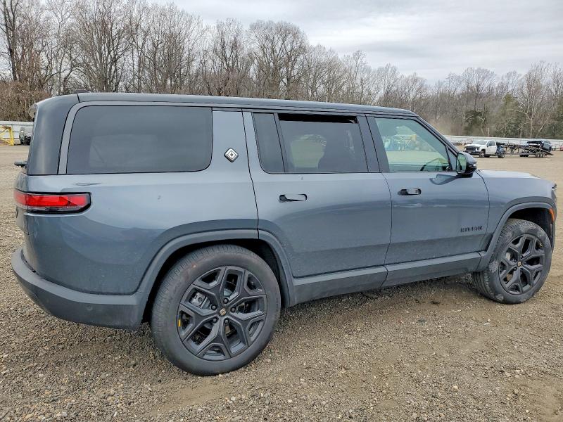 2025 Rivian R1s