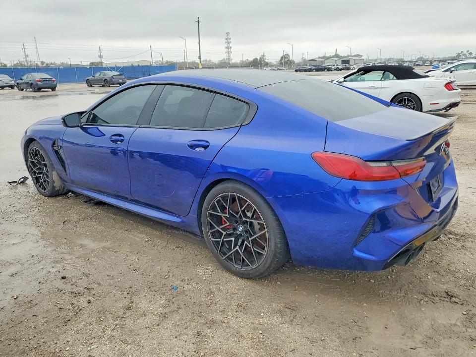 2022 BMW M8