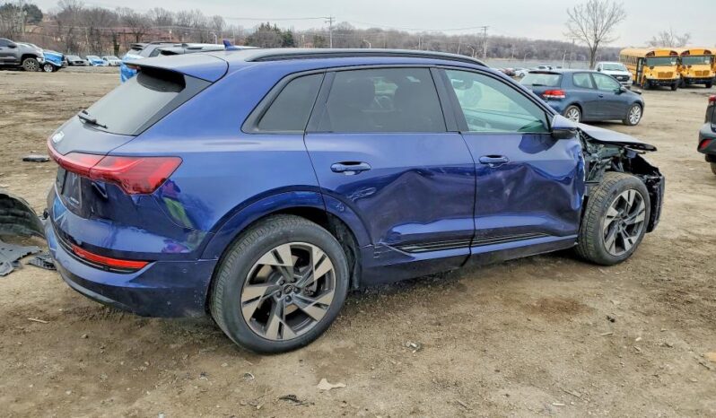 
								2022 Audi E-tron full									