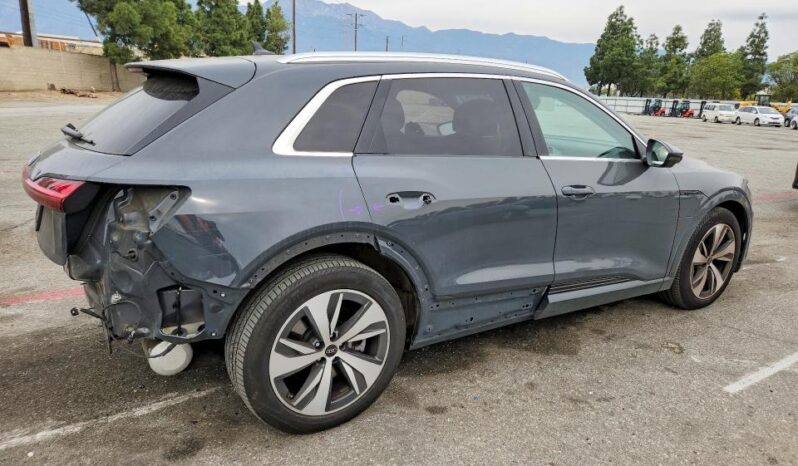 
								2024 Audi Q8 full									