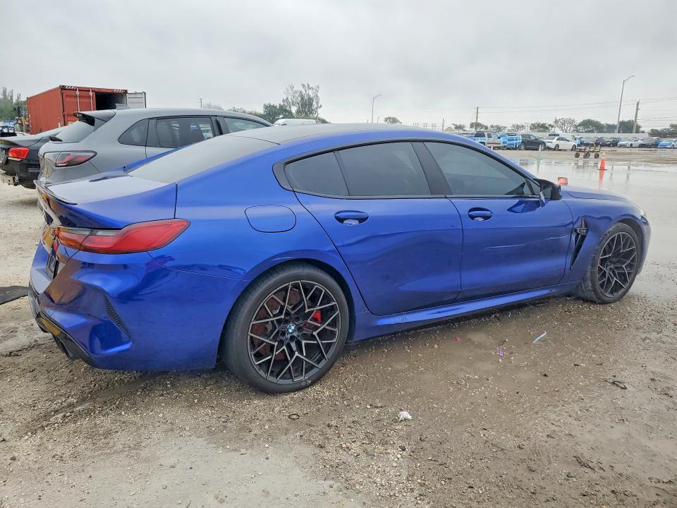2022 BMW M8