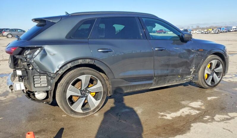 
								2022 Audi E-tron full									