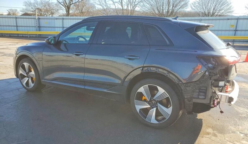 
								2022 Audi E-tron full									
