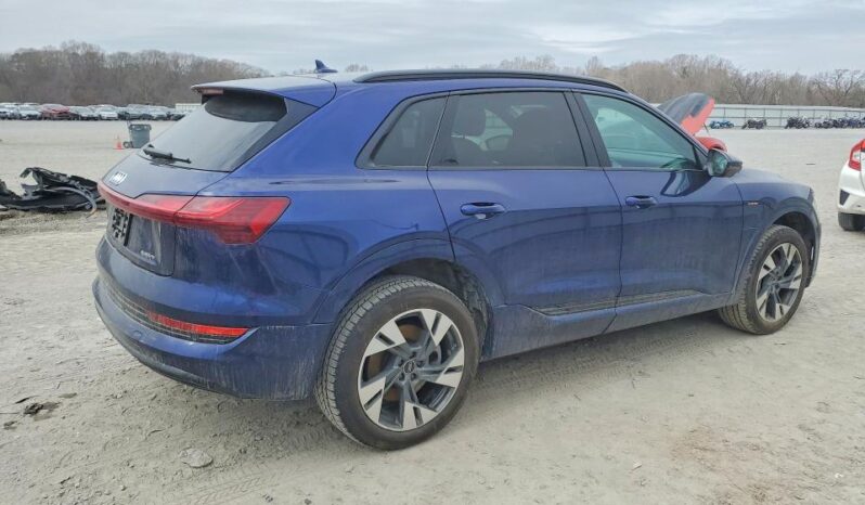
								2022 Audi E-tron full									