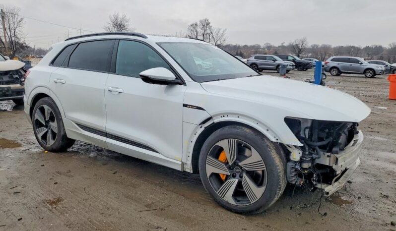 
								2022 Audi E-tron full									