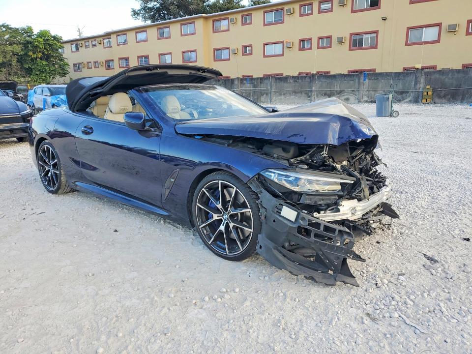 2022 BMW M8