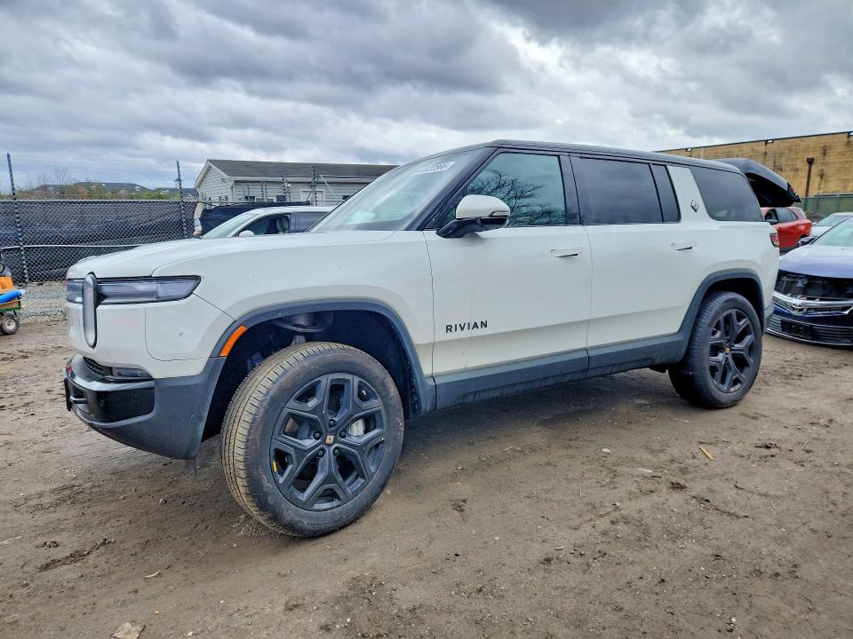 2025 Rivian R1s