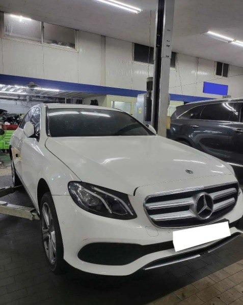 MERCEDES BENZ E200