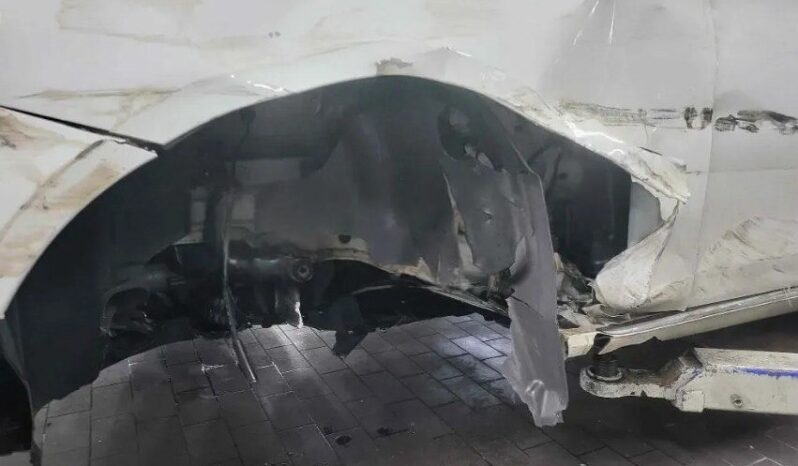 
								MERCEDES BENZ E200 full									