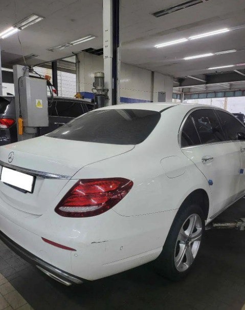 MERCEDES BENZ E200