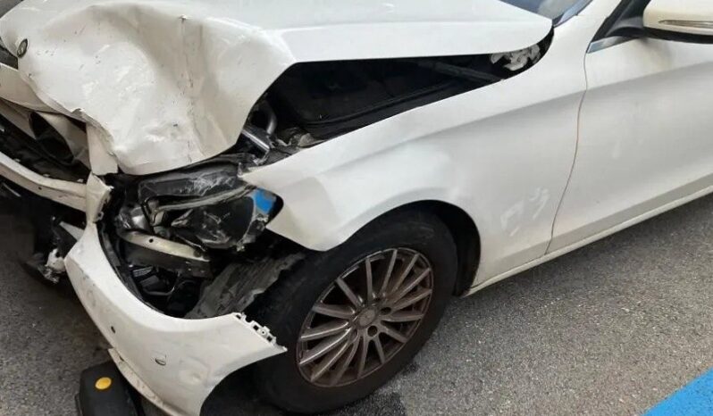 
								MERCEDES BENZ C 200 full									
