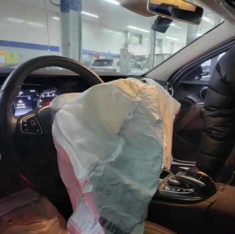 
								MERCEDES BENZ E200 full									