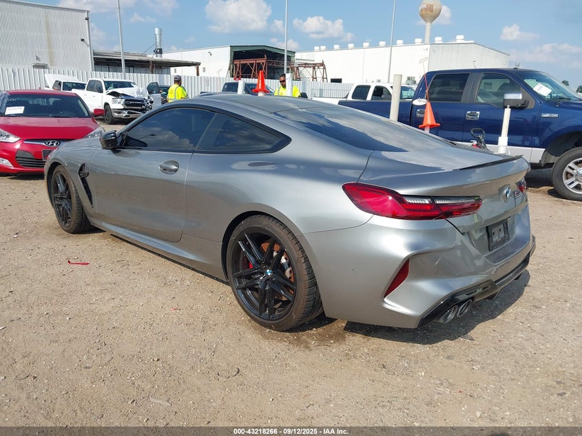 2022 BMW M8