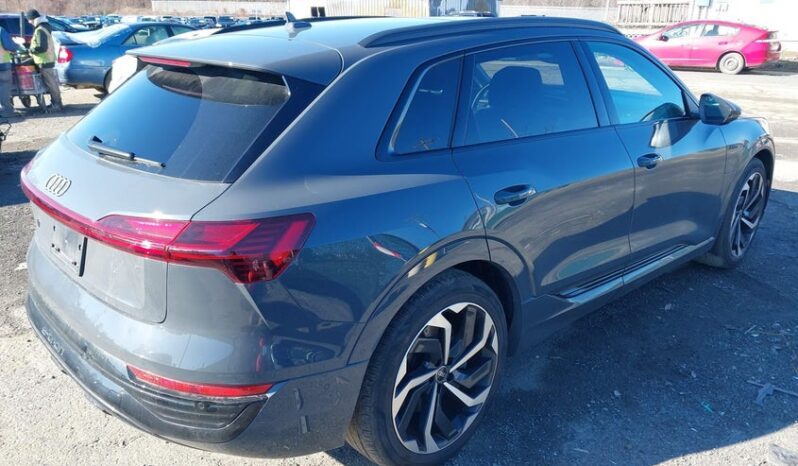
								2024 Audi Q8 full									