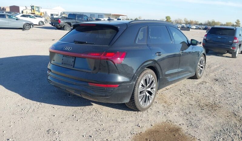 
								2024 Audi Q8 full									