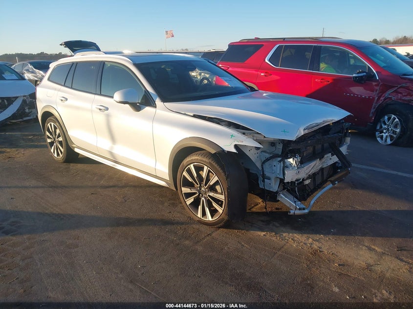 2023 Volvo V60 cross country
