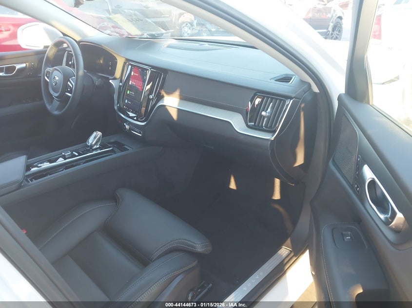 2023 Volvo V60 cross country