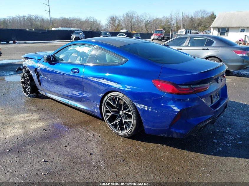 2022 BMW M8