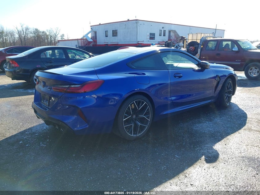 2022 BMW M8