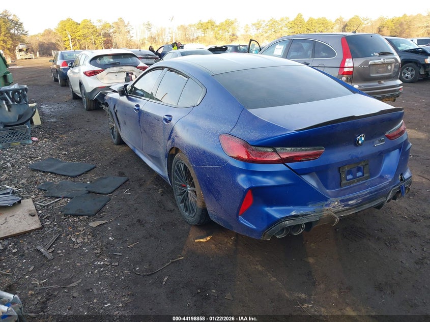 2022 BMW M8