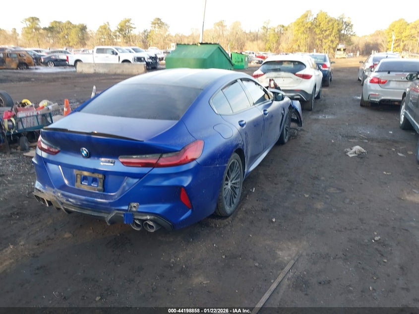 2022 BMW M8