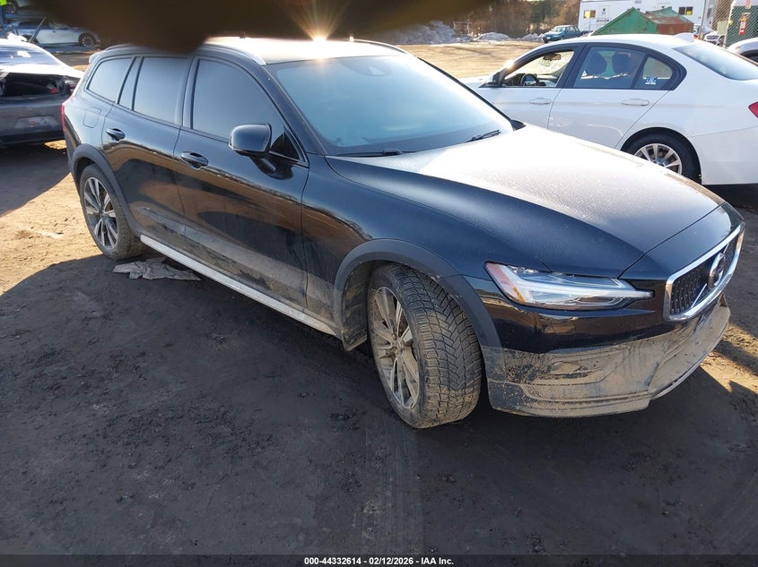 2022 Volvo V60 cross country