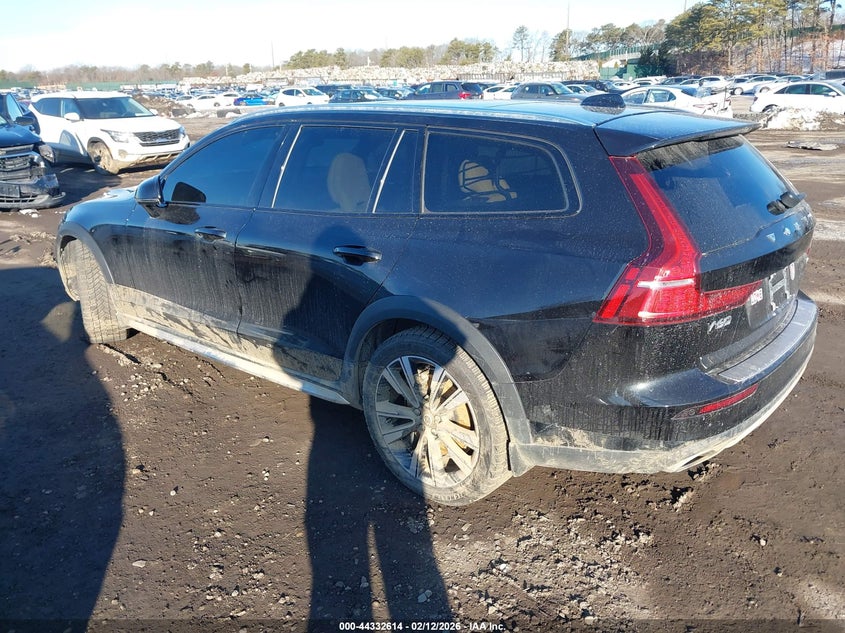 2022 Volvo V60 cross country