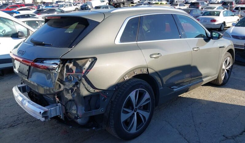 
								2024 Audi Q8 full									