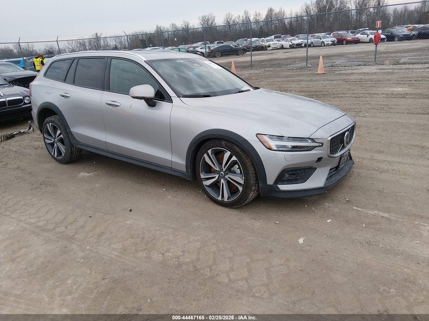 2025 Volvo V60 cross country