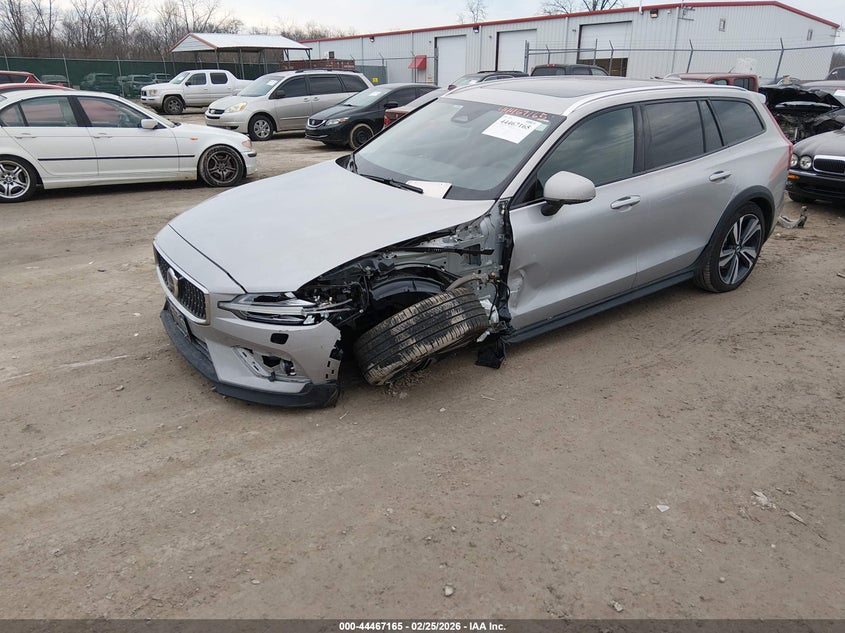 2025 Volvo V60 cross country