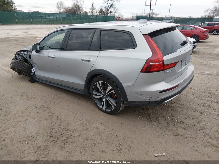 2025 Volvo V60 cross country