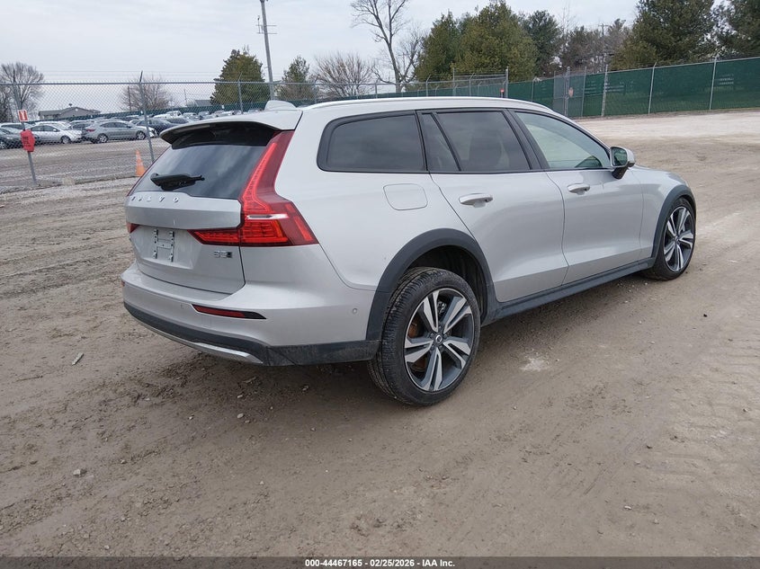 2025 Volvo V60 cross country