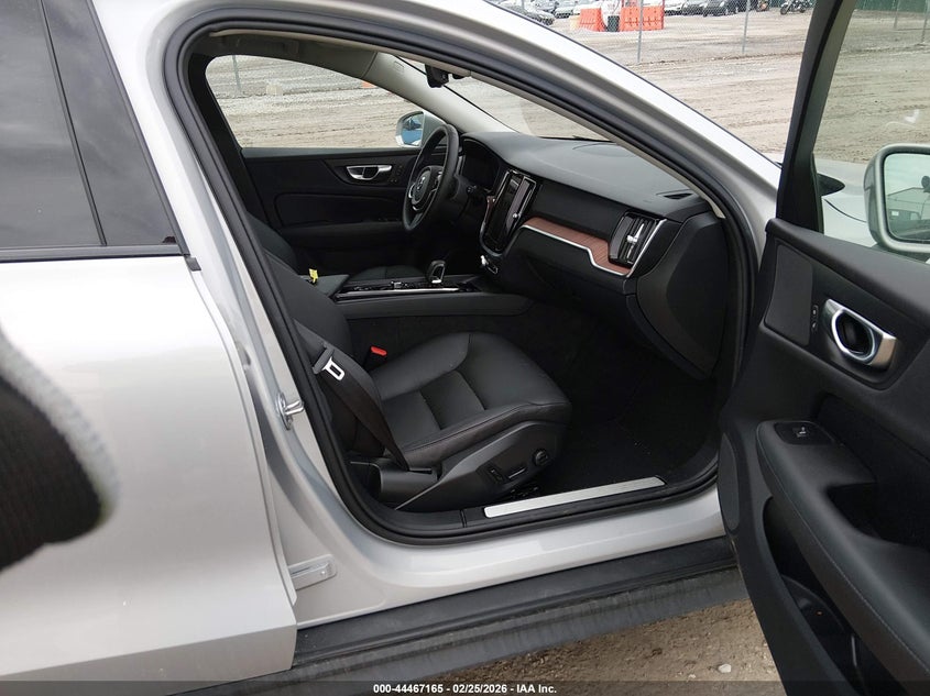 2025 Volvo V60 cross country